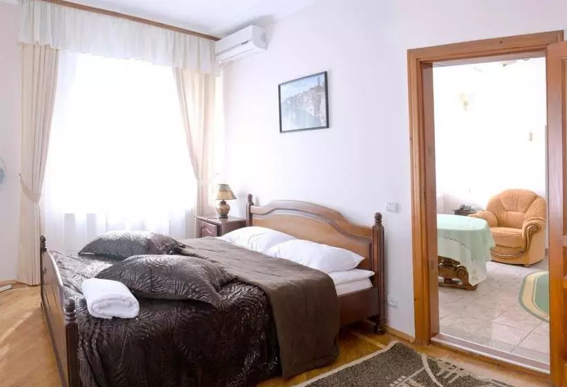 Hotel Complex Uhnovych