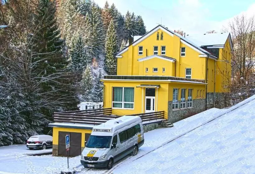 هتل Astoria With Private Skibus