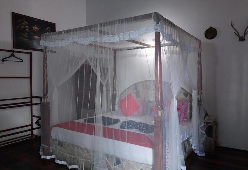 호텔 Happy Night Holiday Inn