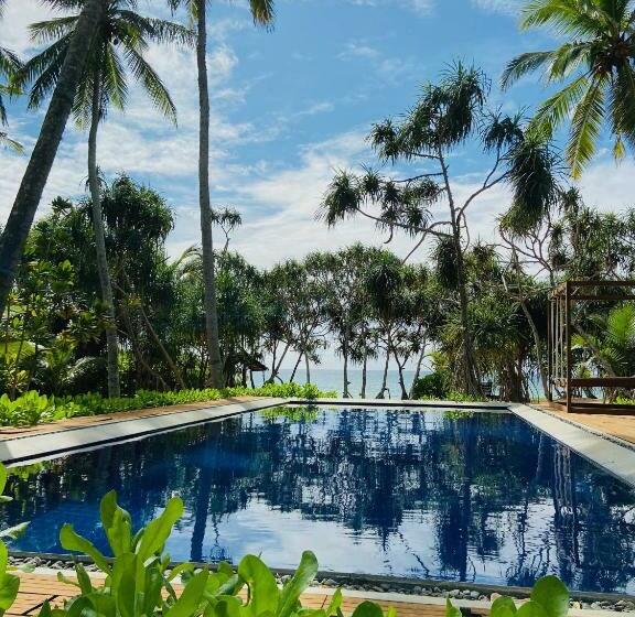 Отель Sanjis The Seaside Cabanas