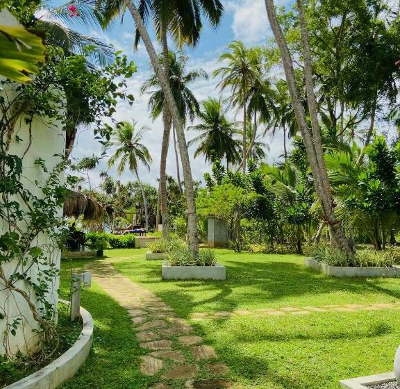 Отель Sanjis The Seaside Cabanas