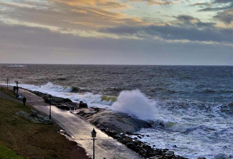 هاستل Fästningens