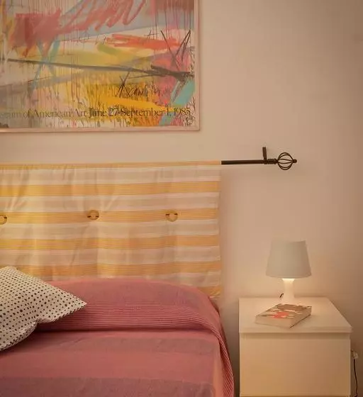 تختخواب و صبحانه Opera Inn Suites Rooms And Apartments