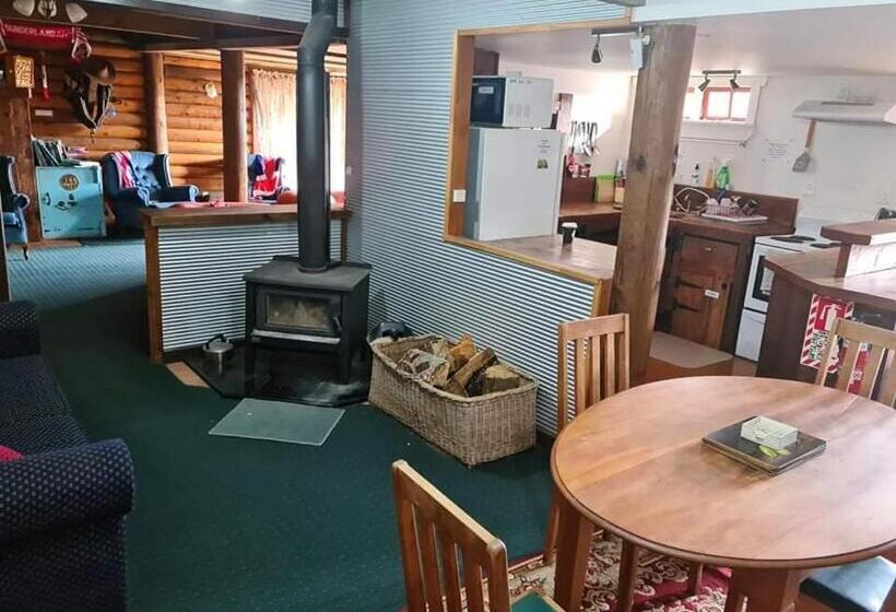 Общежитие Rusty Nail Backpackers