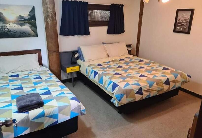 Общежитие Rusty Nail Backpackers