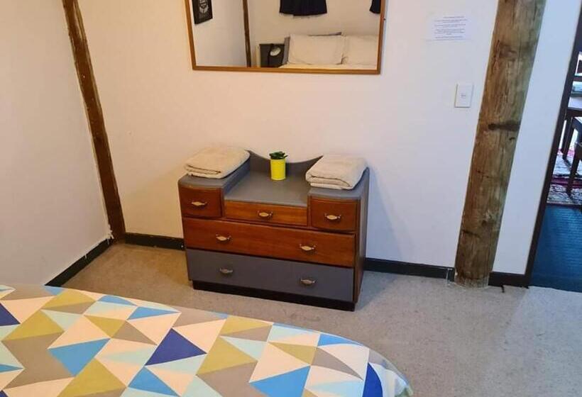 Общежитие Rusty Nail Backpackers