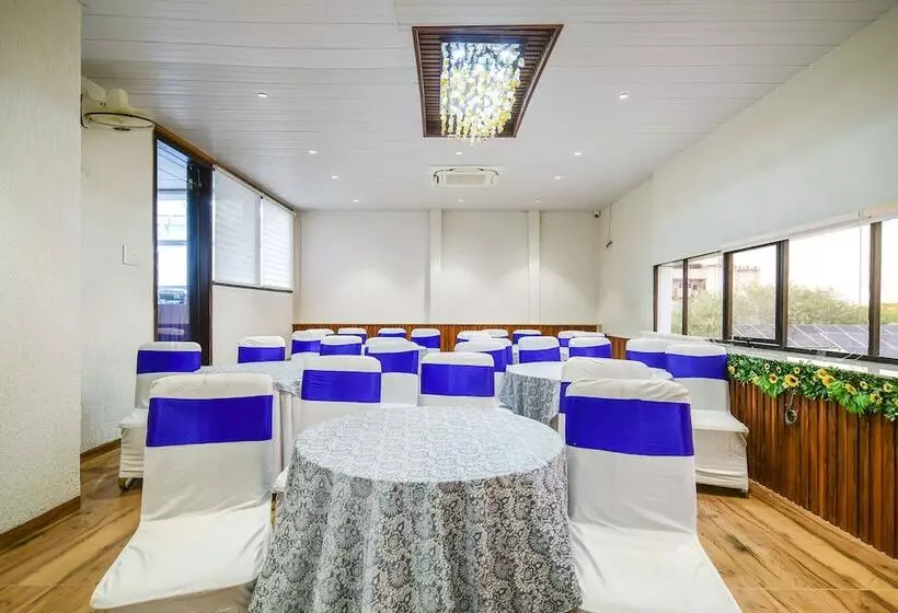 Fabhotel Awadhvue