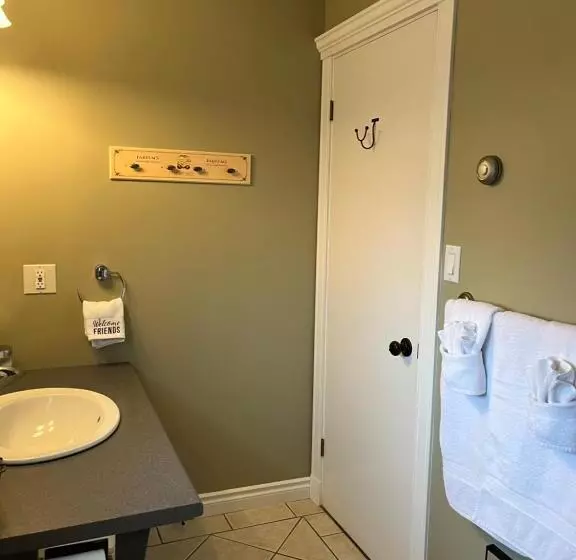 Sunny Shuswap B&b
