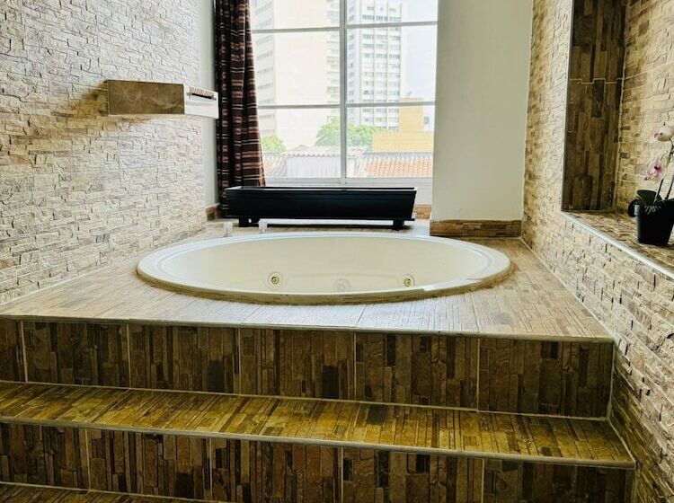 בית מלון כפרי Six Avenue