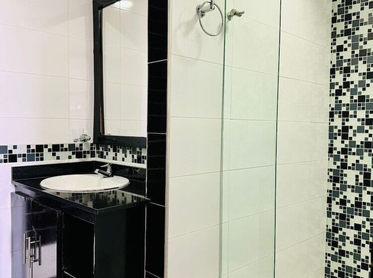 בית מלון כפרי Six Avenue