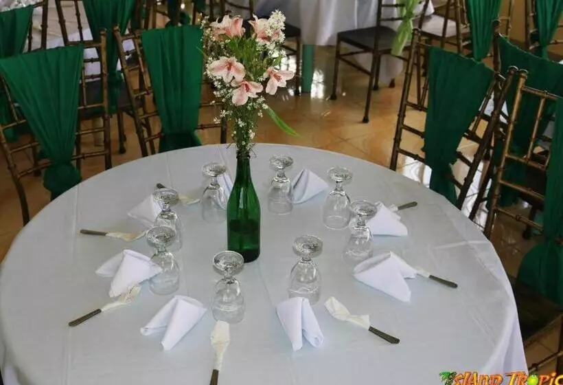 Island Tropic Hotel And Restaurant