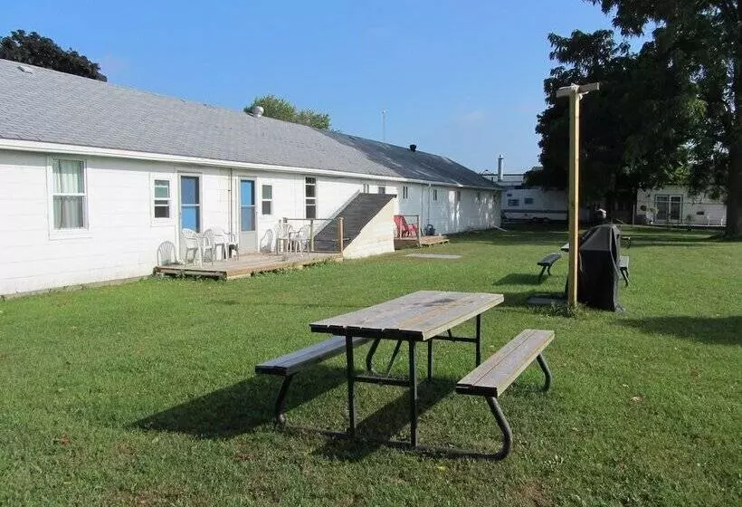 The Maplewood Motel