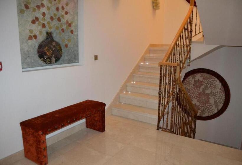 Отель Versalles