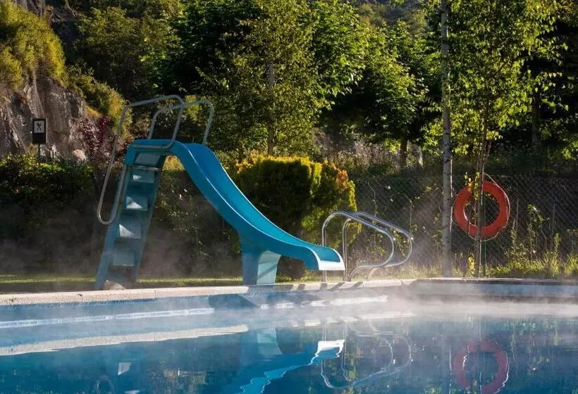 اقامتگاه Bungalows Verneda Mountain Resort