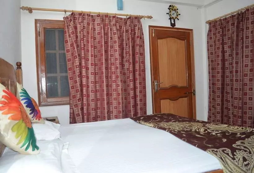Hotelli Centre Point Resorts And Club