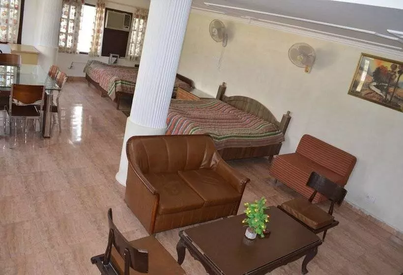 Hotelli Centre Point Resorts And Club