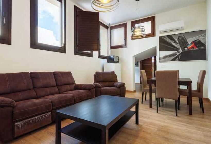 هتل Hostal Arriola