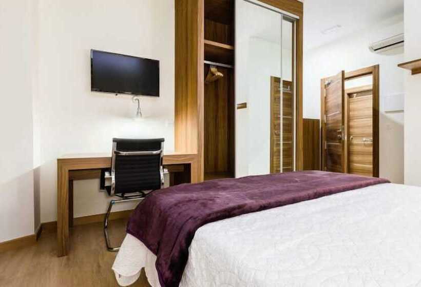 هتل Hostal Arriola