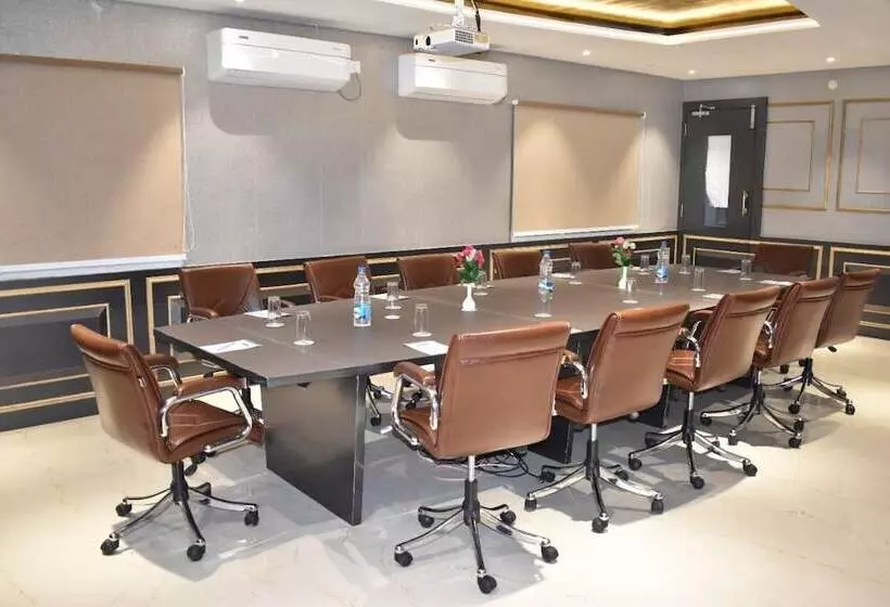 Hotelli Radhika Regency