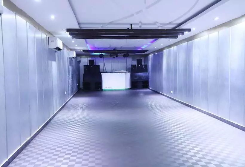 Hotelli Radhika Regency