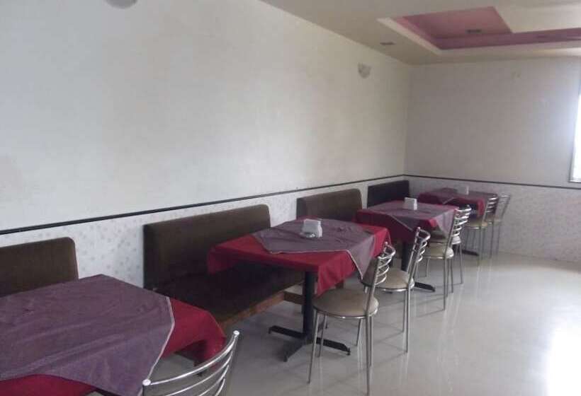 酒店 Trimurti Pride