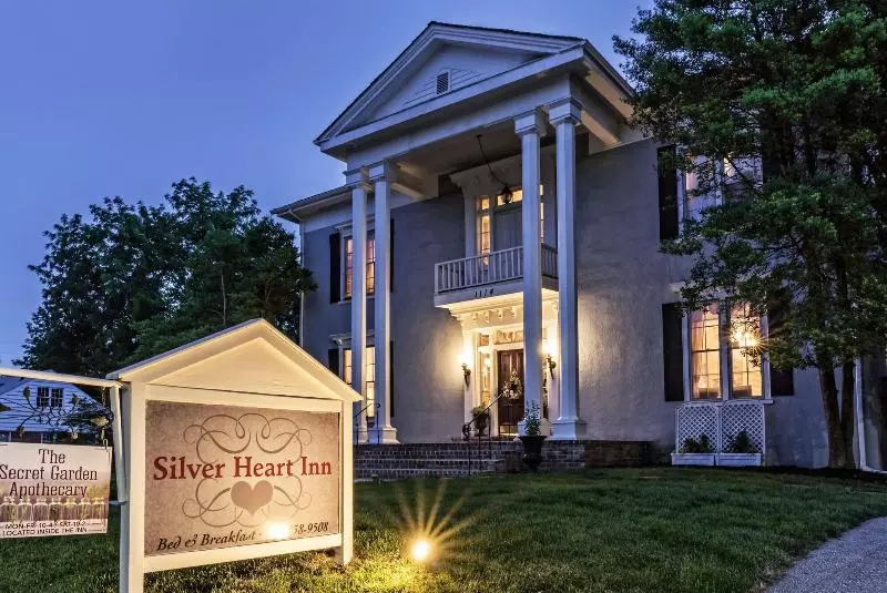 ベッドアンドブレックファースト Silver Heart Inn & Cottages