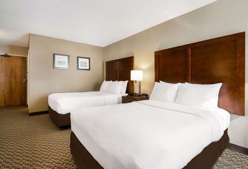 Отель Comfort Inn Virginia Horse Center