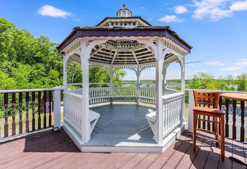 מוטל Castle Manor Inn