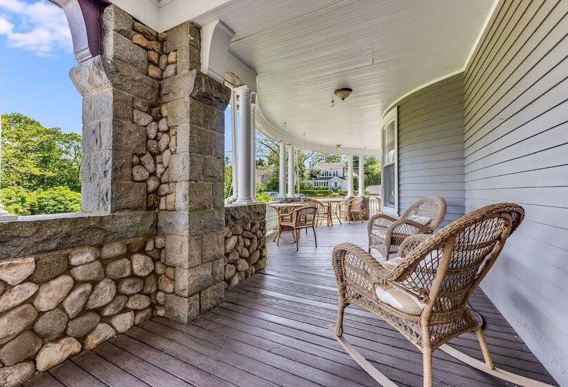 מוטל Castle Manor Inn