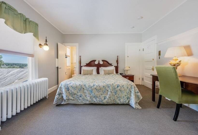 מוטל Castle Manor Inn