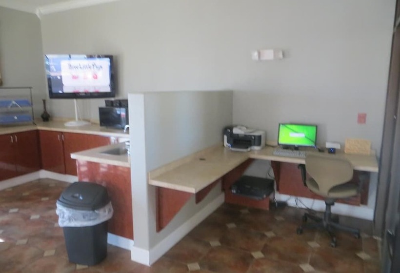 فندق على الطريق Hallmarc Inn