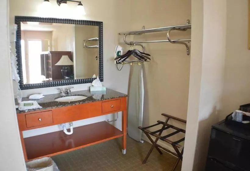 モーテル The Lodge At Russell   Russell Inn