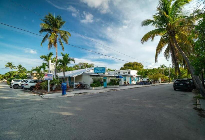 Seashell Motel And International Hostel