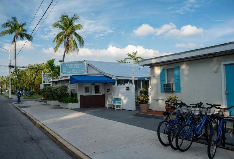 Seashell Motel And International Hostel