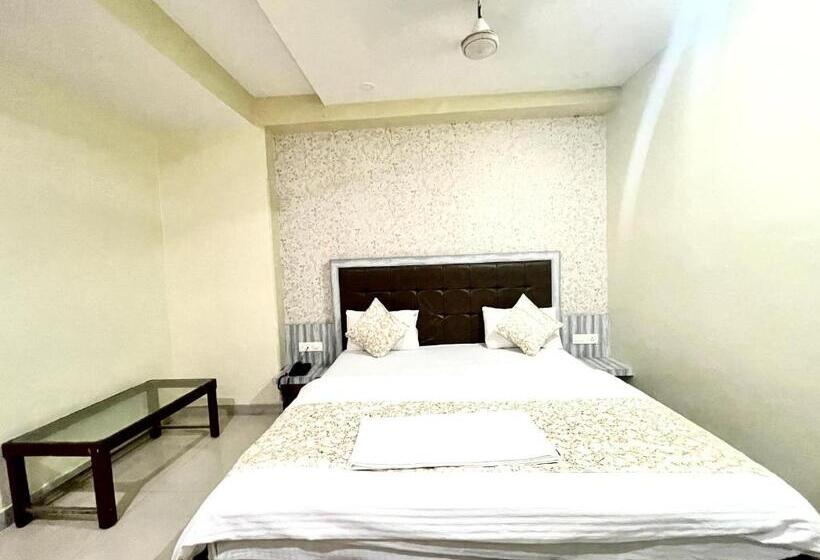 P Palace ! Varanasi Fully Air Conditioned Hotel Lift And Parking Availability, Near Kashi Vishwanath