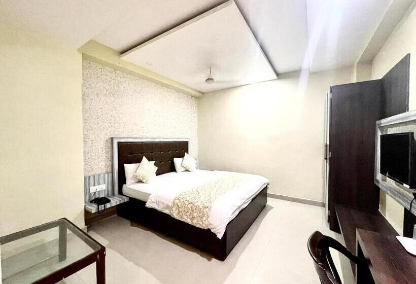 P Palace ! Varanasi Fully Air Conditioned Hotel Lift And Parking Availability, Near Kashi Vishwanath