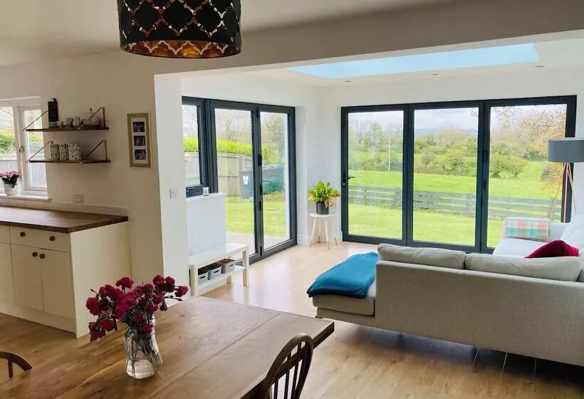 Residenssi Beautiful 4 Bed House With Countryside Views