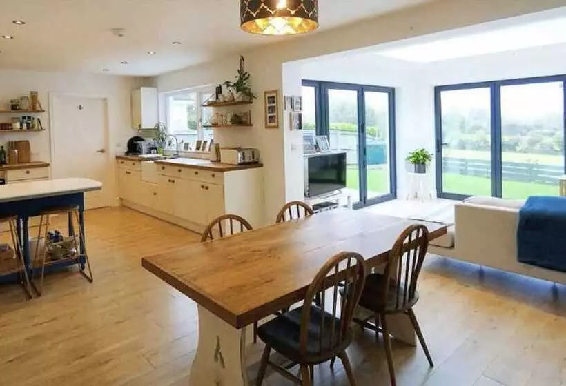 Residenssi Beautiful 4 Bed House With Countryside Views