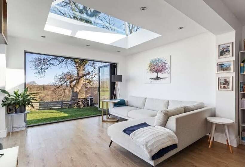 住所  Beautiful 4 Bed House With Countryside Views