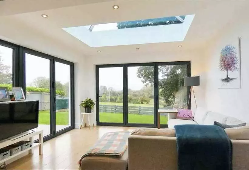 Residenssi Beautiful 4 Bed House With Countryside Views