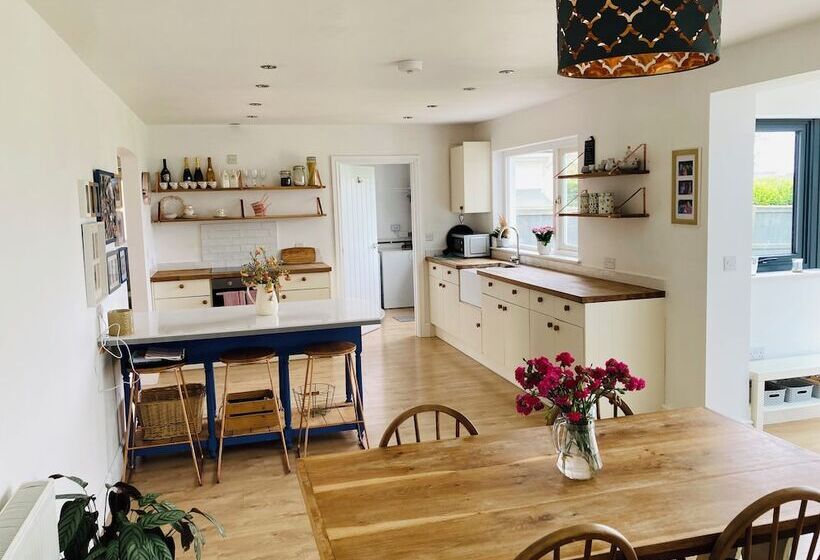 住所  Beautiful 4 Bed House With Countryside Views