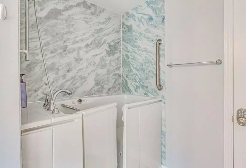 Charming Oak Island Beach House W/ Fire Pit & Yard