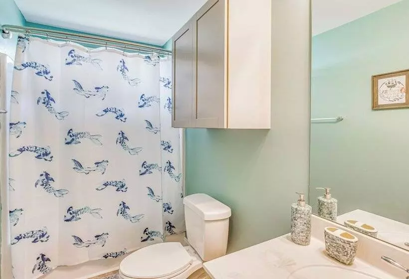 Charming Oak Island Beach House W/ Fire Pit & Yard