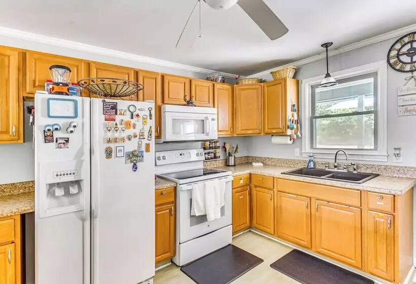 Charming Shallotte Home ~ 4 Mi To Ocean Isle Beach