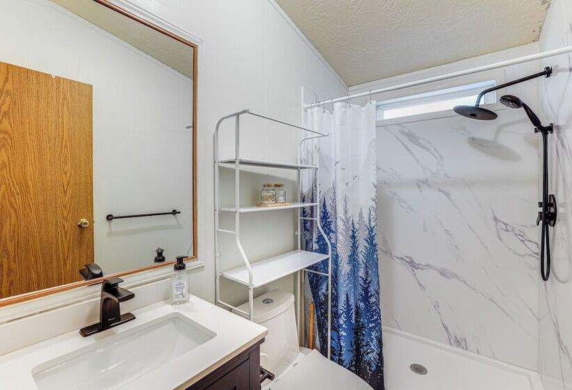 Glacier Home W/ Deck   18 Mi To Mt Baker Ski Area!