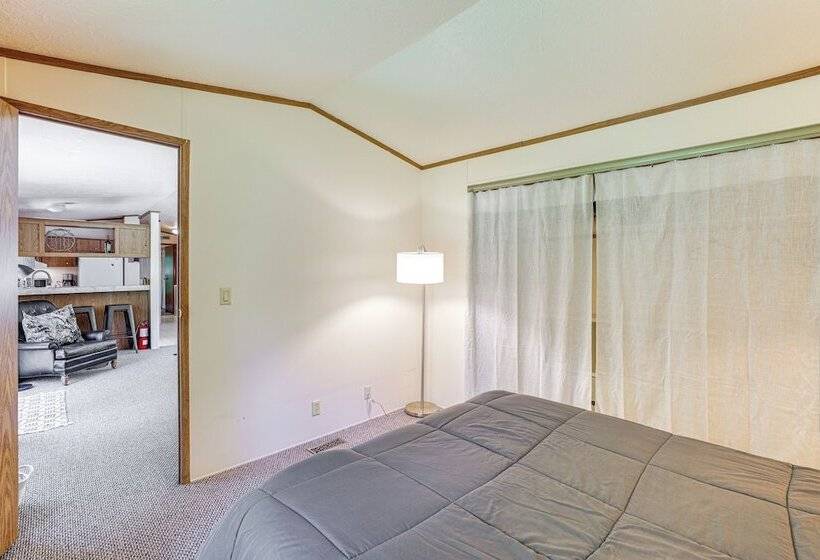 Glacier Home W/ Deck   18 Mi To Mt Baker Ski Area!