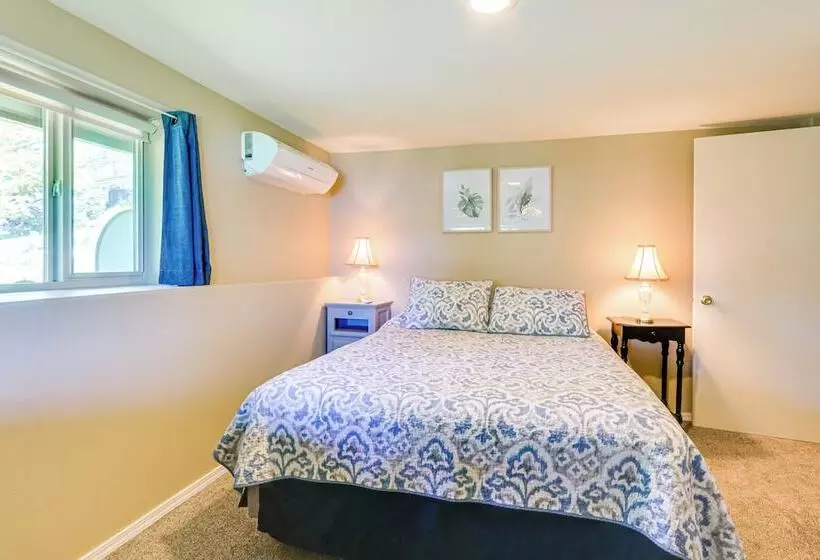 Harrison Home W/ Grill & Lake Views: Walk To Town!