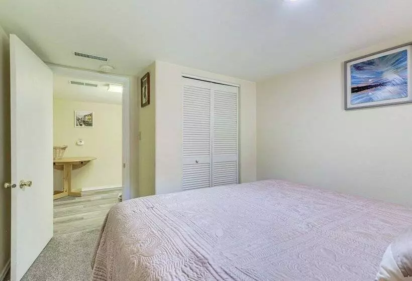 Harrison Home W/ Grill & Lake Views: Walk To Town!