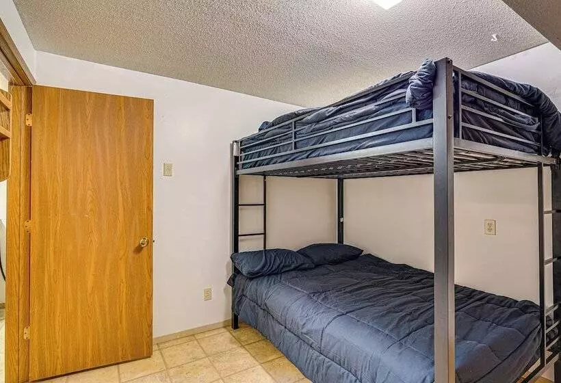 Historic Clark Cabin W/ Deck & Fishing Pond Access