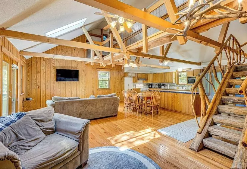 Historic Clark Cabin W/ Deck & Fishing Pond Access